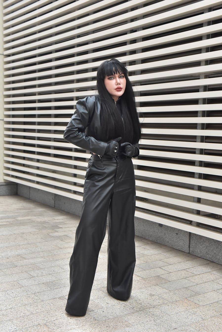 Модель в темном образе Envy Cloth